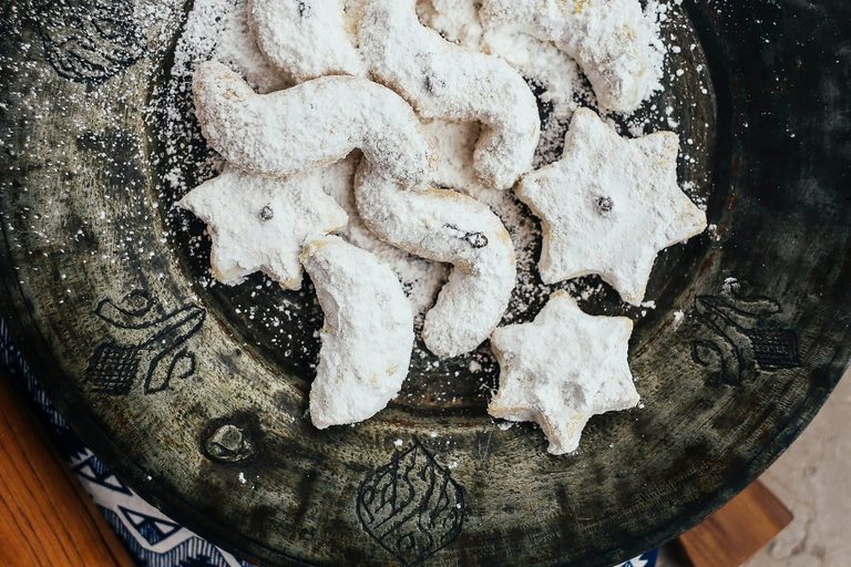 Teller mit Plätzchen und Vanillekipferln
