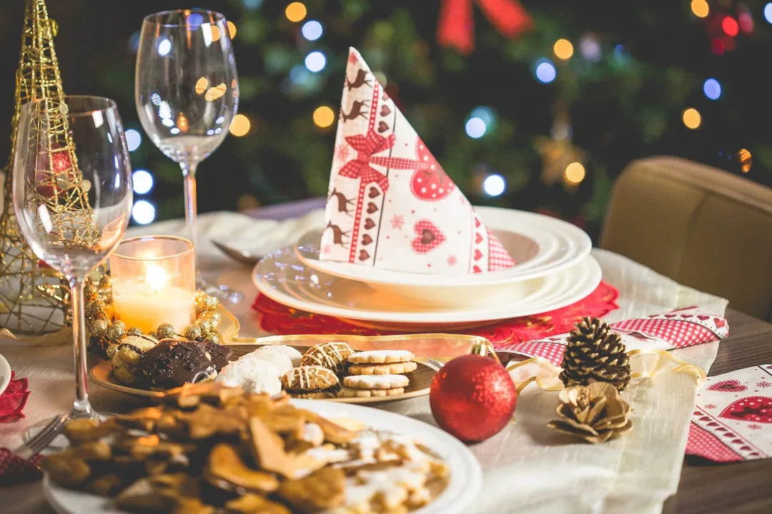 weihnachtlich gedeckter Tisch