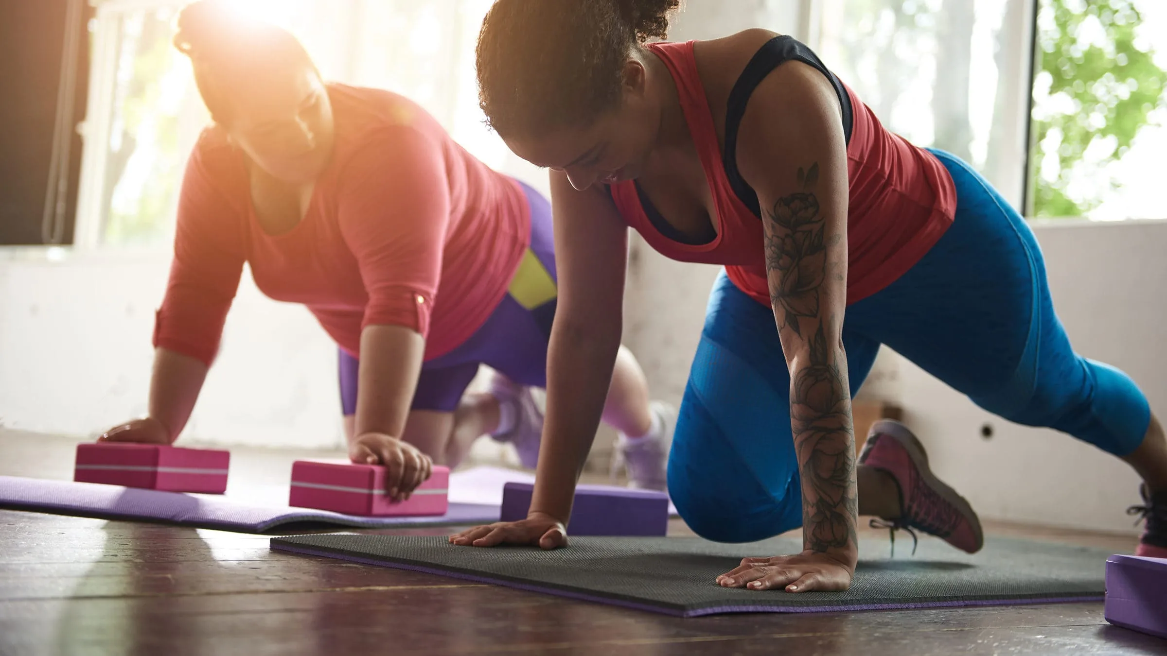Zwei Frauen machen gemeinsam Yoga